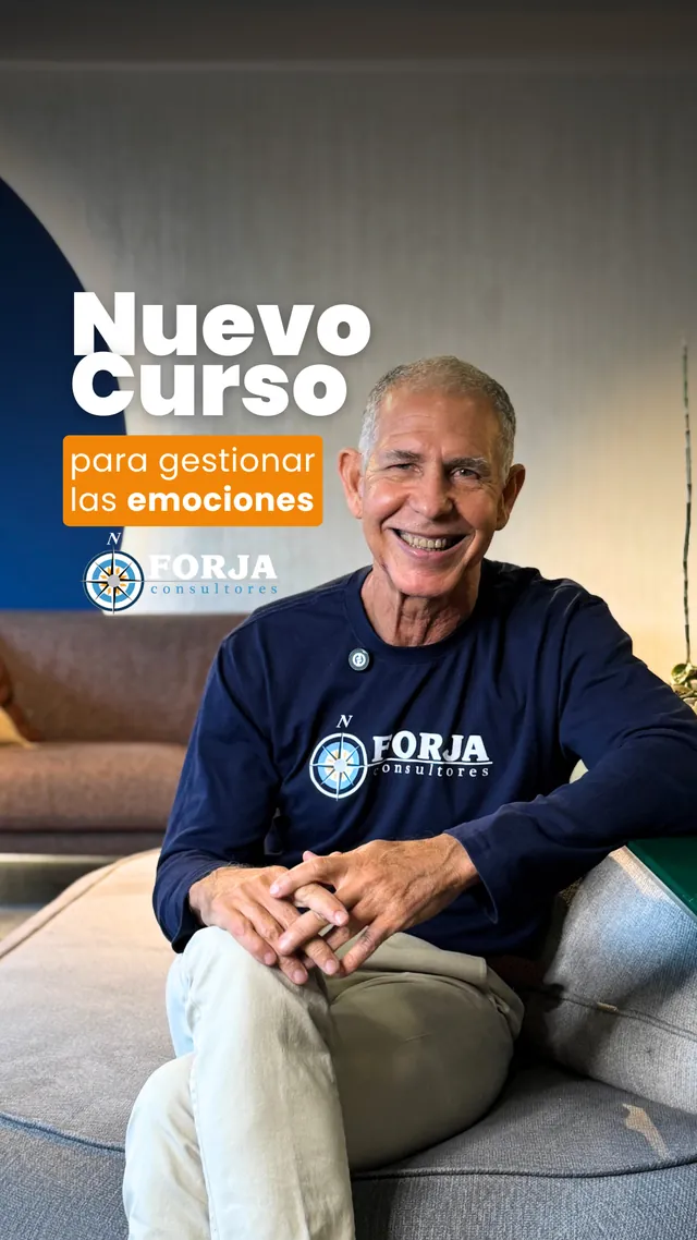 Hombre sonriente con la camiseta de Forja Consultores, sentado en un sofá. Texto del cartel: Nuevo curso para gestionar las emociones.