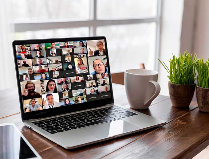 Laptop con videollamada en plataforma de aprendizaje